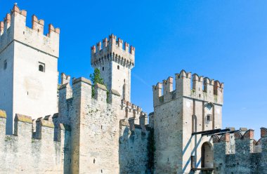 Sirmione, İtalya - 10 Ağustos 2008: Garda Gölü, Rocca Scaligera Kalesi (XIII. yüzyıl)