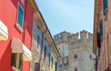 İtalya, Garda Gölü, Sirmione, köyün renkli evleri