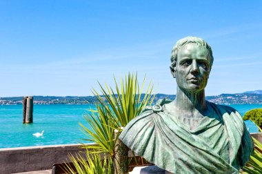 İtalya, Garda Gölü, Sirmione, göl kıyısında Catullo bronz büstü