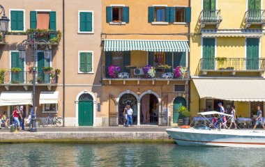 Lasize, İtalya - 11 Ağustos 2008: Garda Gölü, turistler ve eski limandaki tekneler