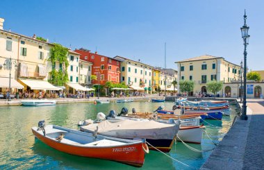 Lasize, İtalya - 11 Ağustos 2008: Garda Gölü, turistler ve eski limandaki tekneler