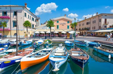 Bardolino, İtalya - 11 Ağustos 2008: Garda Gölü, tekneler ve turistler eski liman