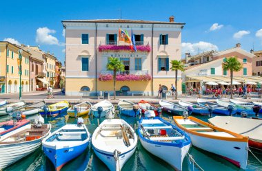 Bardolino, İtalya - 11 Ağustos 2008: Garda Gölü, tekneler ve turistler eski liman
