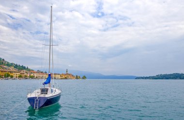 Köyünü gölden görünümünü İtalya, Garda Gölü,