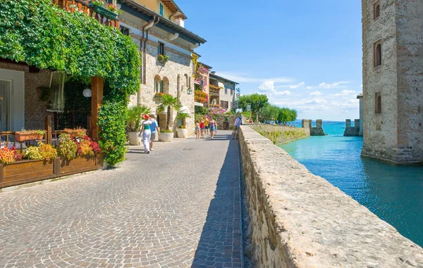 Sirmione Italia Agosto 2008 Lago Garda Turistas Calle Frente Castillo — Foto de Stock