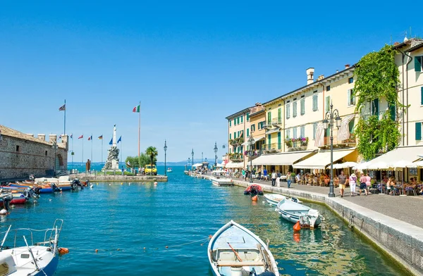 Lasize Itália Agosto 2008 Lago Garda Turistas Barcos Antigo Porto — Fotografia de Stock