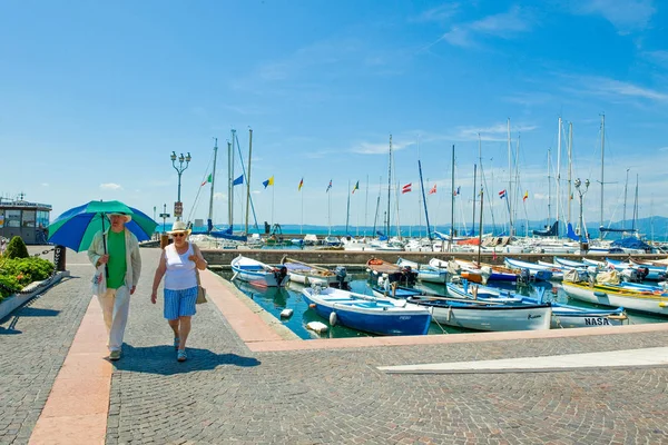 Bardolino Olaszország 2008 Augusztus Garda Egy Pár Turista Régi Kikötő — Stock Fotó