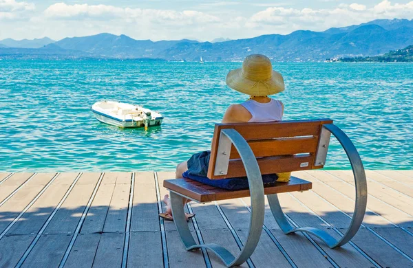 Bardolino Italien Augusti 2008 Gardasjön Kvinna Som Sitter Sjöstranden — Stockfoto