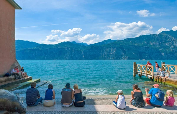 Malcesine Italien August 2008 Gardasee Touristen Sitzen Seeufer — Stockfoto