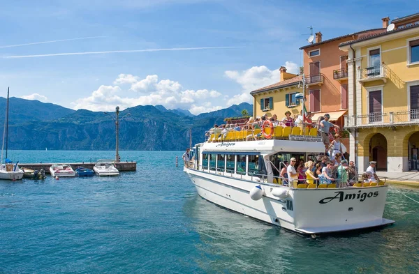 Malcesine Italia Agosto 2008 Lago Garda Barco Lleno Turistas Que — Foto de Stock