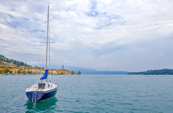 Köyünü gölden görünümünü İtalya, Garda Gölü,