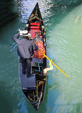 Venedik, Itaky - 27 Nisan 2008: Geleneksel bir şair bir kanalı'nın eski şehir içinde