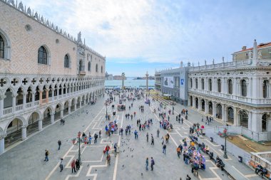Venedik, Itaky - 27 Nisan 2008: San Marco kare soldaki Ducale Sarayı insanlarda