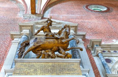 Venice, İtalya - Şubat 5, 2010: San Giovanni e Paolo kilisesi eski bir yerel savaşçı heykeli