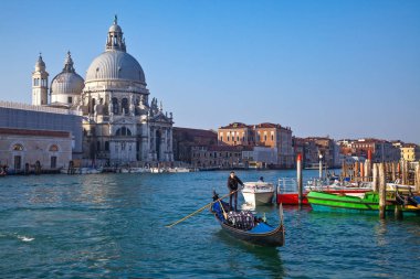 Venice, İtalya - Şubat 7, 2010: Canal Grande ve Santa Maria della Salute Kilisesi