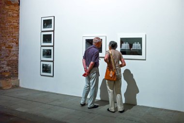Venice, İtalya - 22 Temmuz 2011: Bienali Sanat 2011, Arsenale'nın salonlarda modern sanat sergisi ziyaret