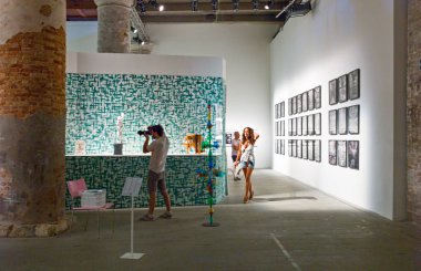 Venice, İtalya - 22 Temmuz 2011: Bienali Sanat 2011, Arsenale'nın salonlarda modern sanat sergisi ziyaret