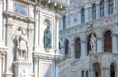Venice, İtalya - 30 Eylül 2017: görülen avludan giriş Ducal Sarayı staircway