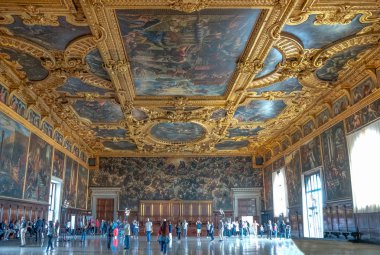 Venice, İtalya - 30 Eylül 2017: Ducal Sarayı, ziyaretçi içinde hall of büyük Konseyi