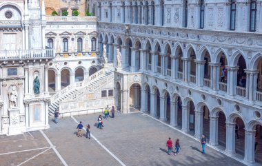 Venice, İtalya - 30 Eylül 2017: Ducal Sarayı, büyük Konseyi salonu gördün avlu