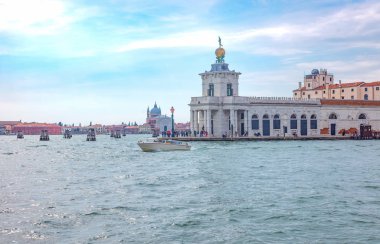 Venice, İtalya - 30 Eylül 2017: Punta Della Dogana Creat kanal görüldü