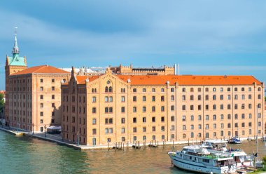 Venice, İtalya - 2 Temmuz 2017: Giudecca kanal, antik Stucky mill, bugün bir lüks otel