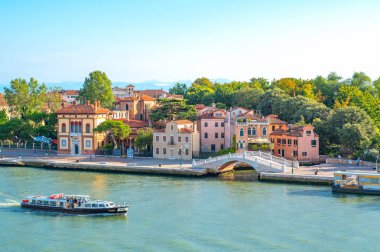 Venice, İtalya - 9 Temmuz 2017: Sette Martiri Köprüsü ve ön planda bir feribot ile Sette Martiri lagün bankanın görünümü