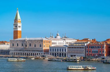 Venice, İtalya - 9 Temmuz 2017: Degli Schiavoni lagün manzarasına banka Ducal Sarayı ve St. Marco belltower ile sol ve feribot ön planda