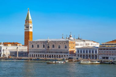 Venice, İtalya - 9 Temmuz 2017: Degli Schiavoni lagün manzarasına banka Ducal Sarayı ve St. Marco belltower ile sol ve feribot ön planda