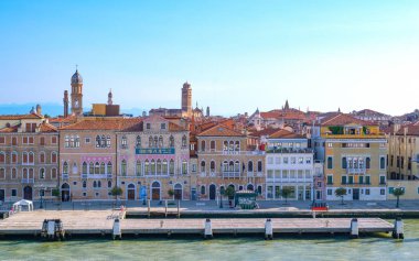 Venice, İtalya - 9 Temmuz 2017: Giudecca kanal, Ponte Longo kanal kıyısında antik Saray