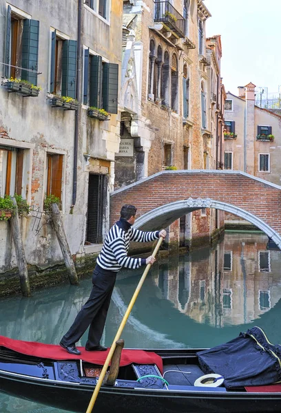 Venecia Itaky Abril 2008 Gondolero Tradicional Canal Ciudad Vieja — Foto de Stock