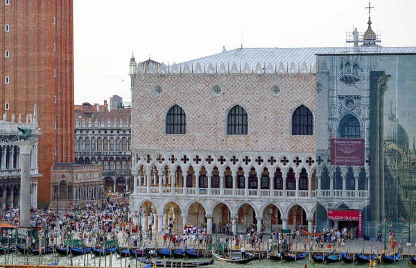 Venecia Italia Julio 2003 Una Multitud Turistas Frente Palacio Ducale — Foto de Stock