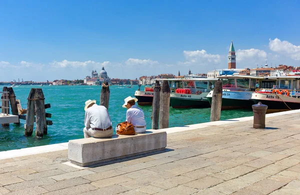 Venecia Italia Julio 2011 Turistas Descansando Banco Riva Degli Schiavoni — Foto de Stock