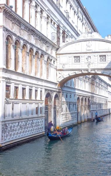 Venecia Italia Septiembre 2017 Una Góndola Cruzando Canal Canónica Bajo — Foto de Stock