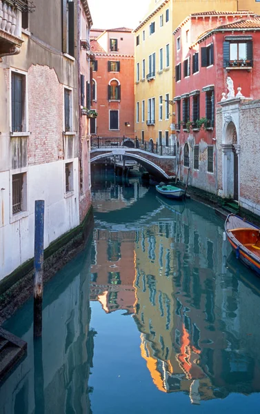意大利 威尼斯 传统的五颜六色的房子反映在运河 — 图库照片