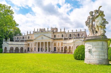 StrA, İtalya - 25 Mayıs 2017: On sekizinci yüzyıl Villa parki görülen Pisani ahır