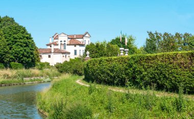 Riscossa, İtalya - 25 Mayıs 2017: Villa Moscheni Volpi Brenta nehirden gördüm