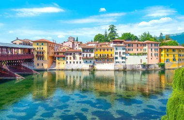 Bassano Del Grappa, İtalya - 26 Mayıs 2017: Ponte Vecchio (olarak da bilinen Degli Alpini Köprüsü) görünümünü Andrea Palladio tarafından XVI yüzyılda tasarlanmıştır Brenta Nehri üzerinde