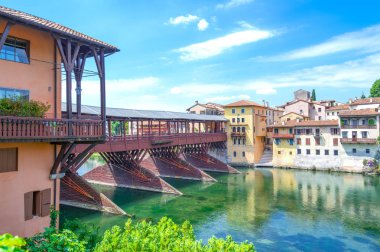 Bassano Del Grappa, İtalya - 26 Mayıs 2017: Ponte Vecchio (olarak da bilinen Degli Alpini Köprüsü) görünümünü Andrea Palladio tarafından XVI yüzyılda tasarlanmıştır Brenta Nehri üzerinde