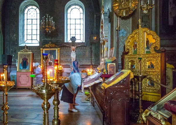 Jalta Ucrânia Agosto 2012 Fiéis Locais Oração Igreja Ortodoxa Alexander — Fotografia de Stock