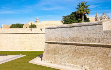 Malta, Mdina, şehrin müstahkem Ortaçağ surlarının