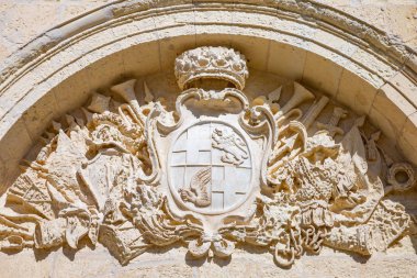 Mdina, Malta - 4 Şubat 2017: Şehrin müstahkem Ortaçağ surlarının kapısında dekorasyon