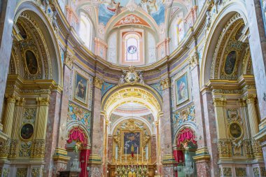 Mdina, Malta - 4 Şubat 2017: Resim sergisi ve NEF süslemeleri St Paul Katedrali