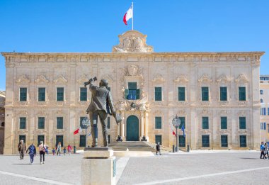 Valletta, Malta - 5 Şubat 2017: Ön beden Dinech heykeli ile hükümeti The De Castille Palace koltuk