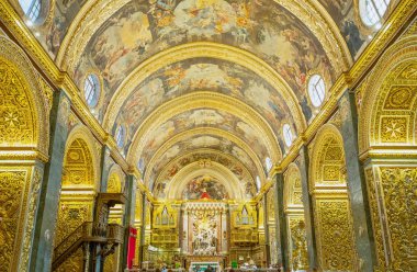Valletta, Malta - 5 Şubat 2017: St John Katedrali NEF altın süslemeleri