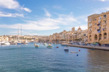 Valletta, Malta - 5 Şubat 2017: denizden görülen Kalkara creek