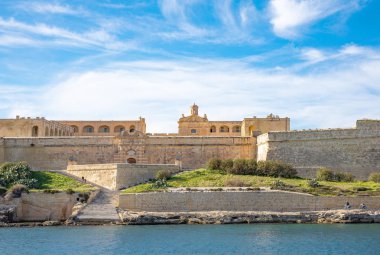 Valletta, Malta - 5 Şubat 2017: Fort Manoel denizden gördüm
