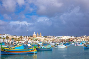 Marsaxlokk, Malta - 6 Şubat 2017: Köyün limanda tipik renkli balıkçı tekneleri