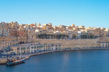 Valletta, Malta - 13 Eylül 2017: Antik kentin denizden görülen mimarileri