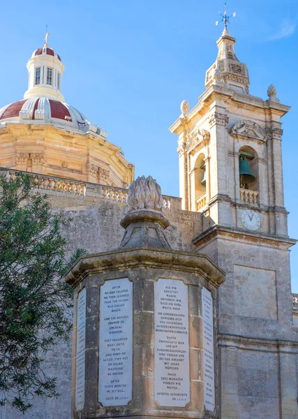拉巴特 马耳他 2017年2月4日 钟楼和圣保罗教堂圆顶 在前景中与使徒的行为诗句的帐幕 — 图库照片